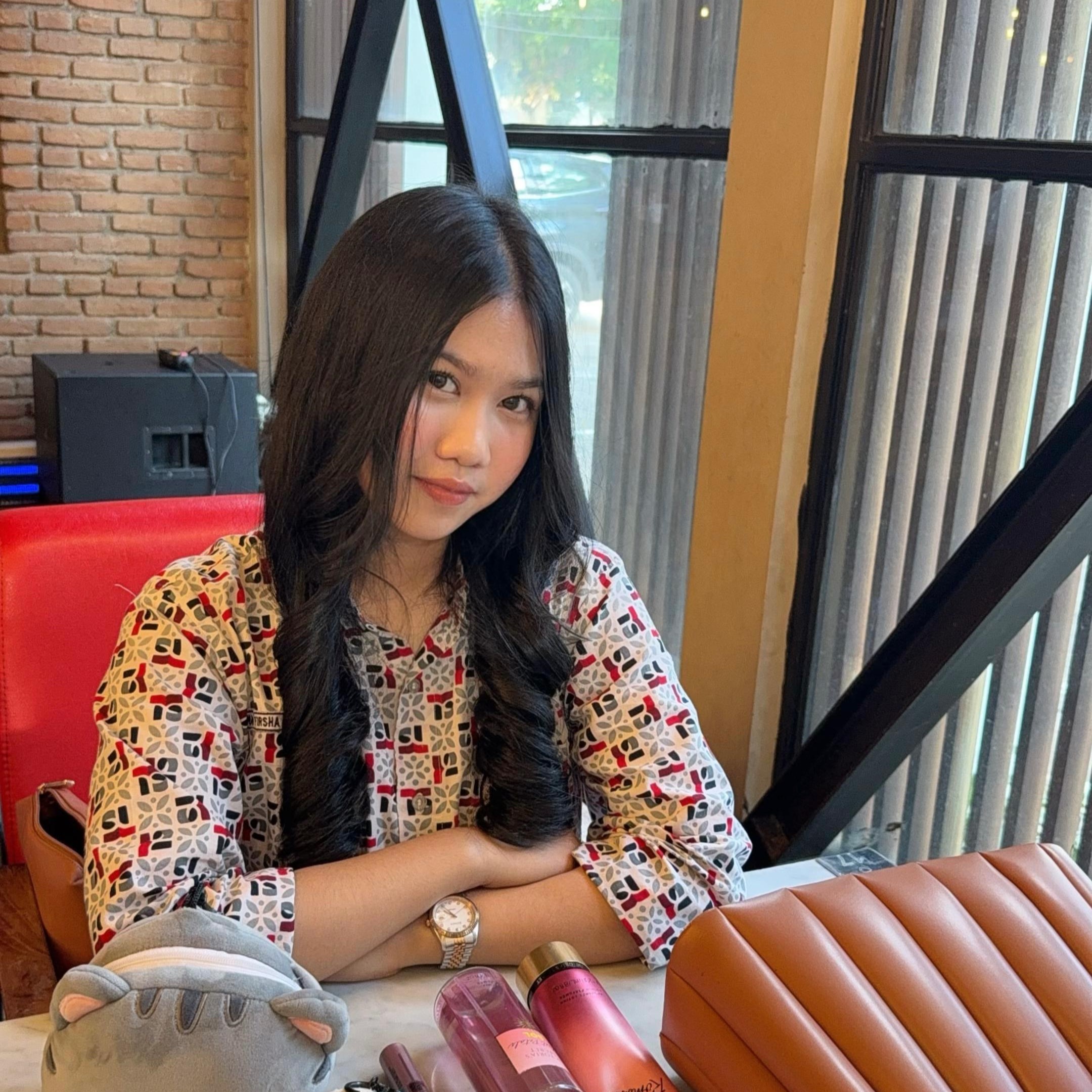 Foto profil Siti Rahayu wanita muda berjilbab berusia 22 tahun dengan ekspresi ceria